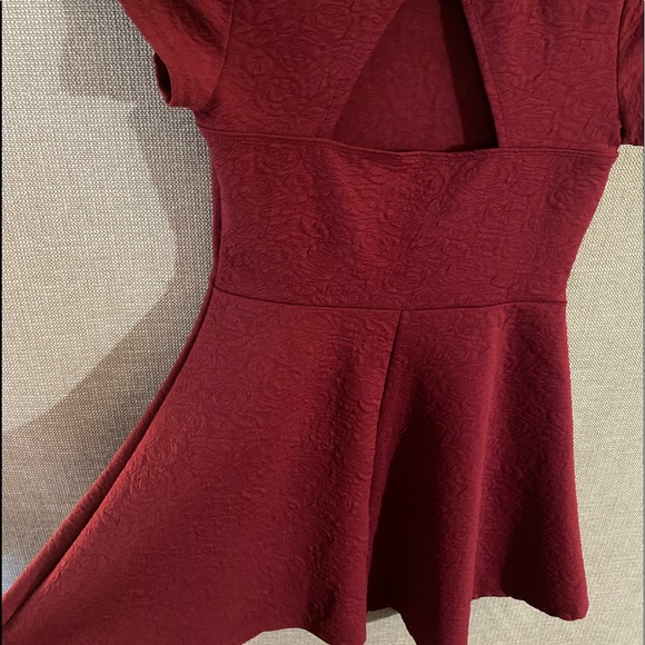 Summer red dress with rose embossed fabric and a back detail - Picture 6 of 10